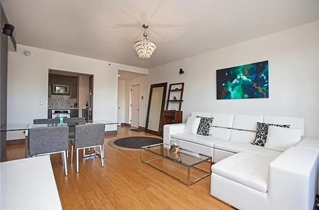 living area featuring a chandelier and light wood-style flooring