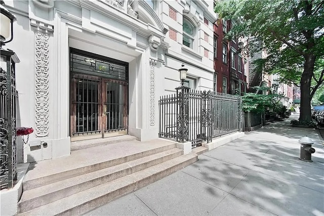 entrance to property with fence