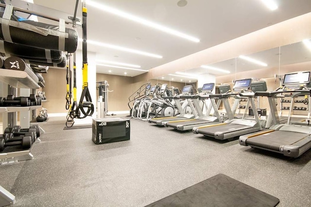 exercise room featuring baseboards