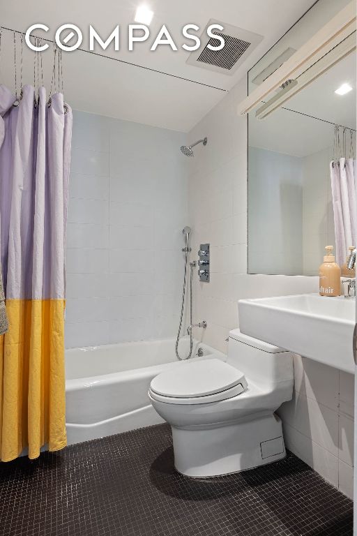 bathroom featuring shower / bath combo, visible vents, toilet, and tile patterned floors