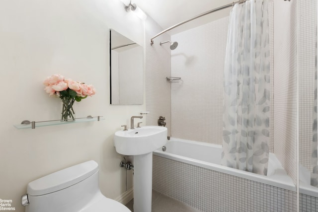 full bath with toilet and tiled shower / bath combo