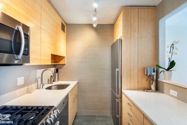150 E 85th St Unit 3I, New York City, NY 10028 - kitchen featuring a sink, light brown cabinets, stainless steel appliances, tile walls, and visible vents