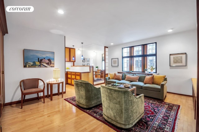 living area featuring recessed lighting, visible vents, light wood finished floors, and baseboards