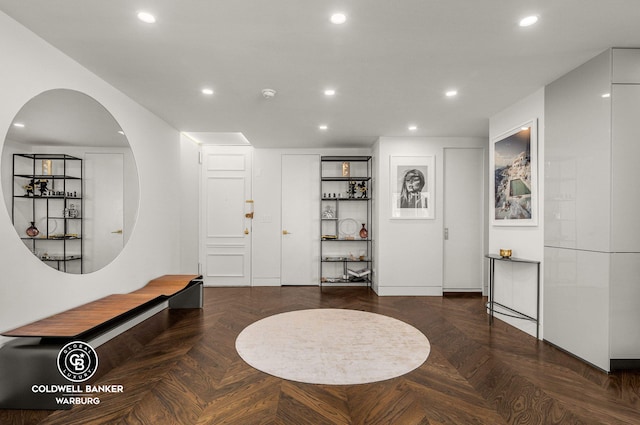 190 E 72nd St Unit 31B, New York City, NY 10021 - foyer entrance featuring recessed lighting and arched walkways