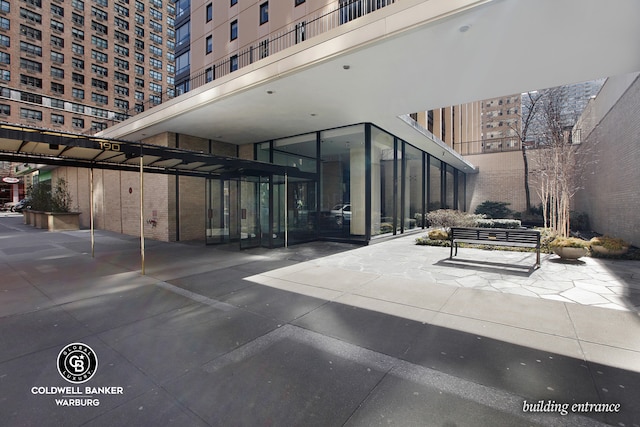 190 E 72nd St Unit 31B, New York City, NY 10021 - building lobby featuring a towering ceiling