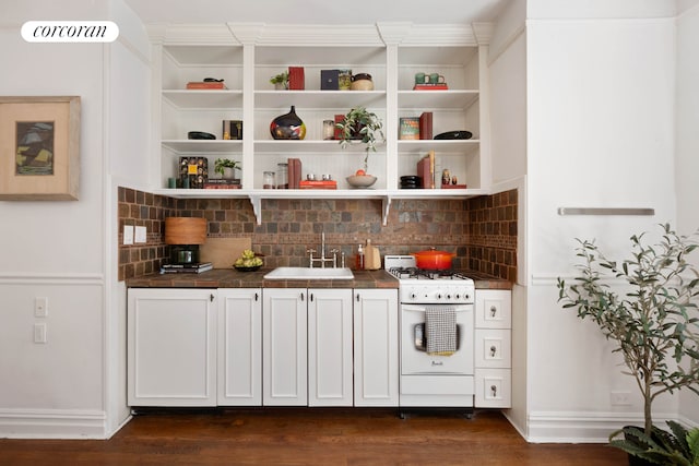 1 Grace Ct Unit 4C, New York City, NY 11201 - bar area featuring white range with gas cooktop, backsplash, and dark wood-style flooring