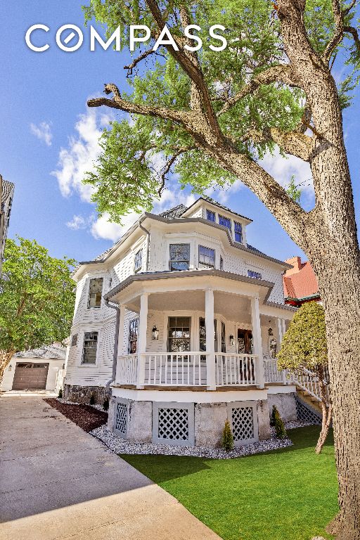 view of front of home featuring a porch and a front yard