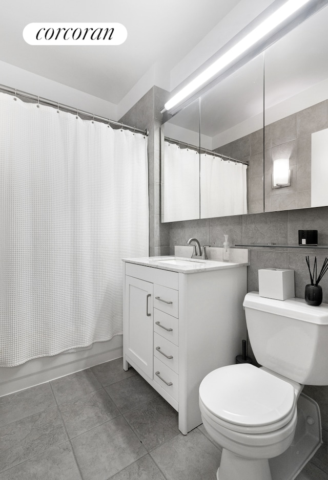 bathroom with shower / tub combo with curtain, tile walls, decorative backsplash, toilet, and vanity