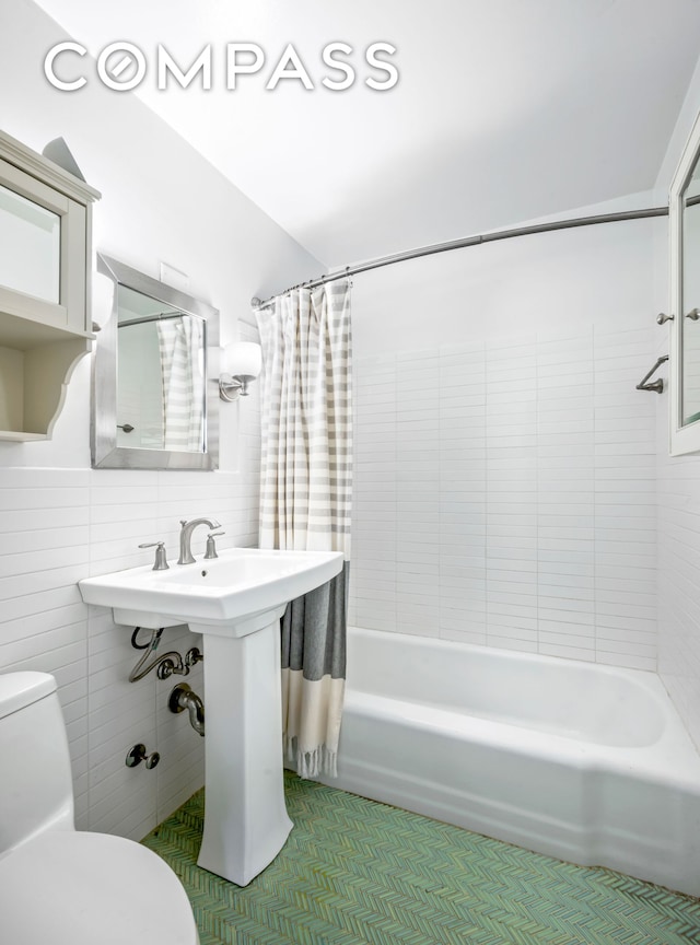 full bath featuring shower / bathtub combination with curtain, toilet, and tile walls