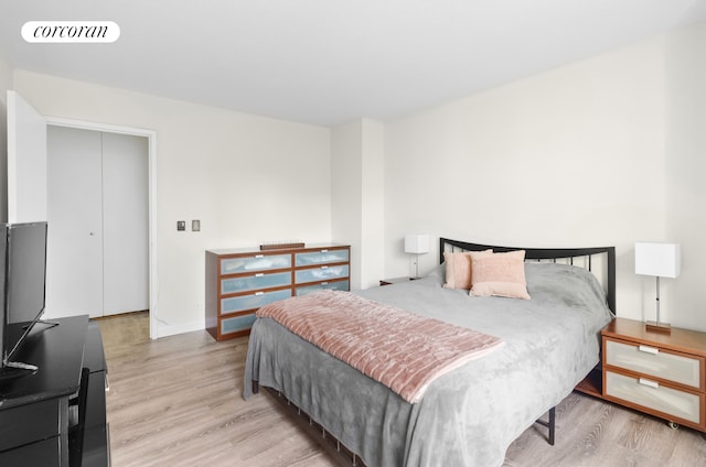 bedroom with baseboards, light wood-style flooring, and visible vents