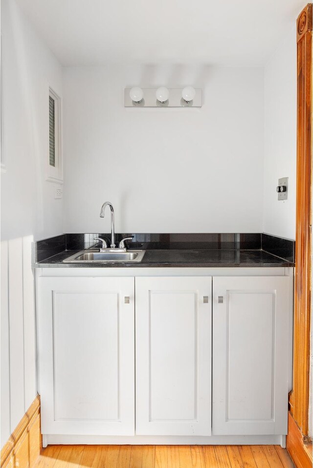 bathroom featuring visible vents and vanity