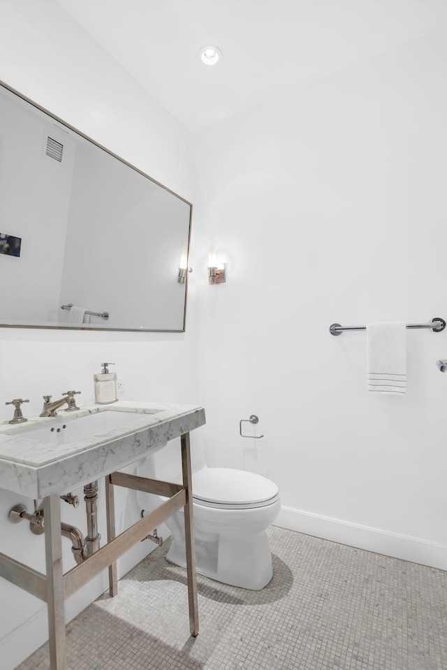 half bath featuring visible vents, baseboards, toilet, recessed lighting, and tile patterned floors