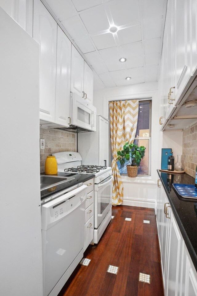 17 E 96th St Unit 5C, New York City, NY 10128 - dining space featuring light wood-type flooring and a notable chandelier