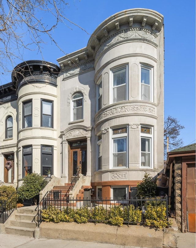 view of front of house featuring a fenced front yard