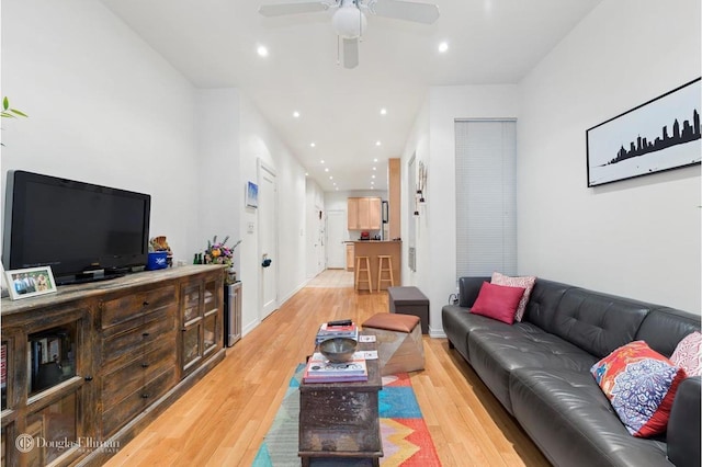 living area featuring ceiling fan, light wood finished floors, and recessed lighting