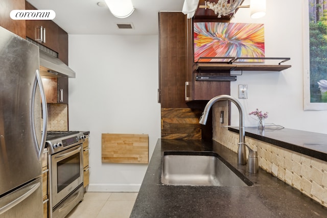 415 Main St Unit 10E, New York City, NY 10044 - kitchen with stainless steel appliances, a sink, under cabinet range hood, dark countertops, and backsplash
