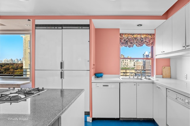 kitchen with a sink, stainless steel gas cooktop, a city view, and dishwasher