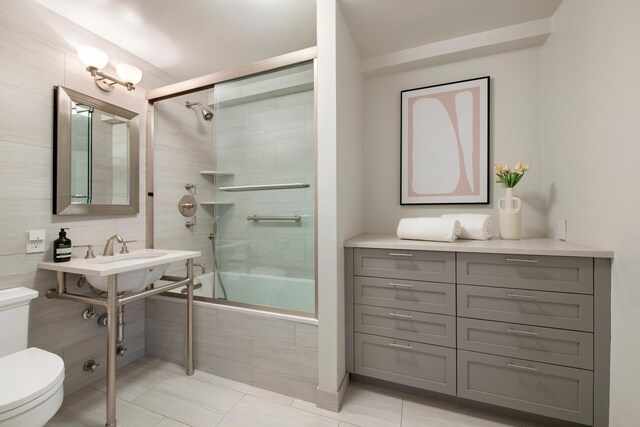 full bathroom featuring tiled shower / bath combo and toilet