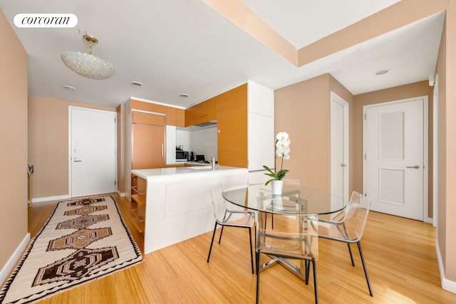 living area with visible vents, a notable chandelier, and baseboards