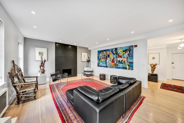 living area featuring recessed lighting, baseboards, and light wood finished floors