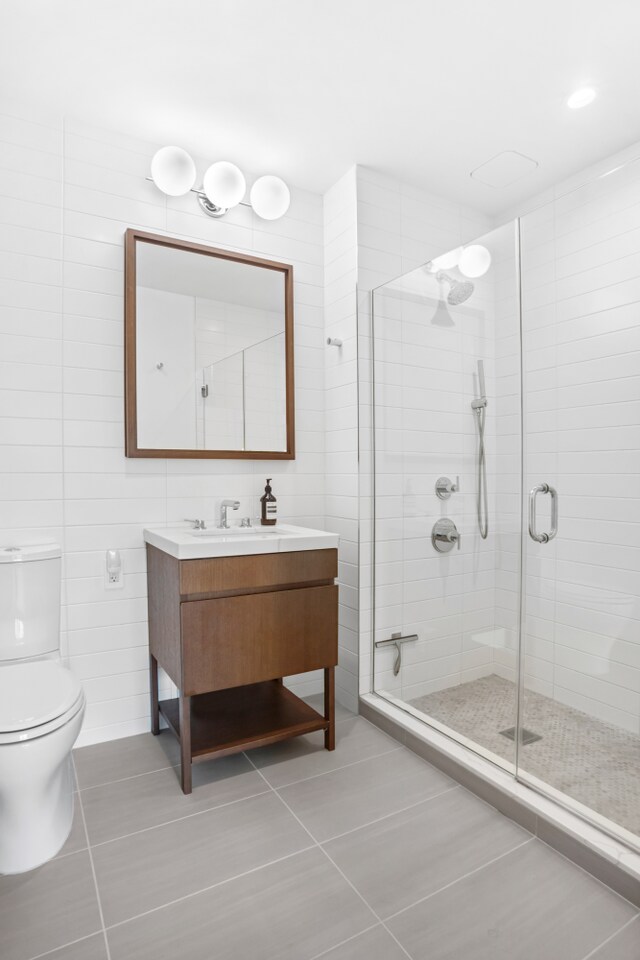 bedroom featuring light wood-style floors and built in desk