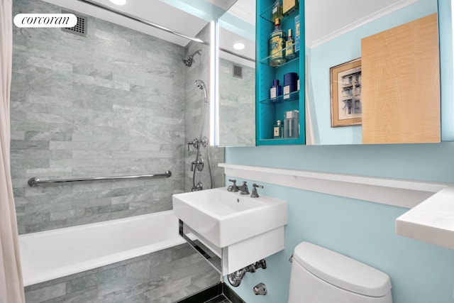 bathroom with tiled shower / bath and toilet