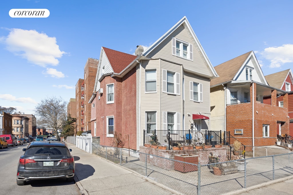 view of front of house with a fenced front yard