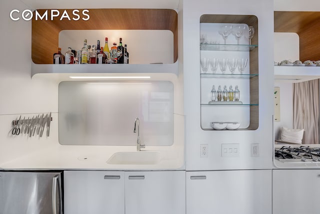 bar featuring fridge and gas cooktop