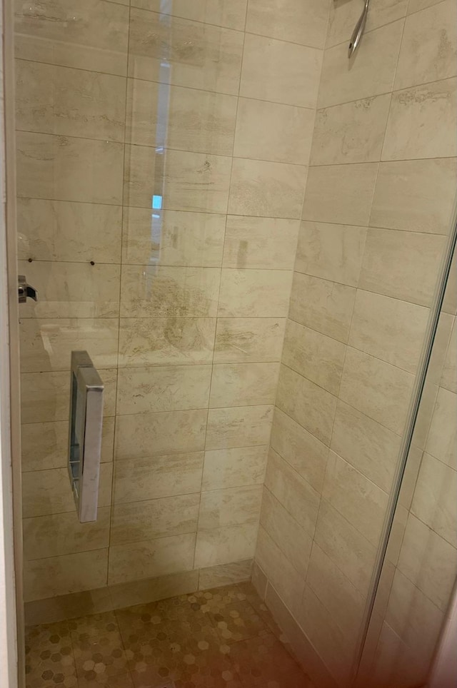 full bath featuring tiled shower