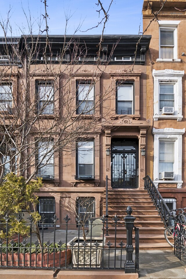 867 Lafayette Ave, New York City, NY 11221 - view of front of house featuring a fenced front yard