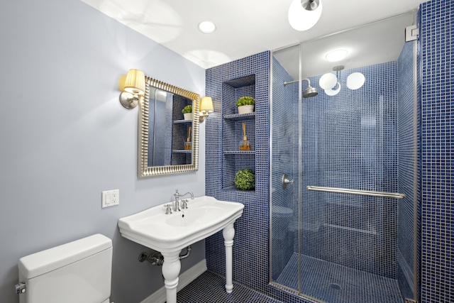 bathroom featuring a tile shower and toilet