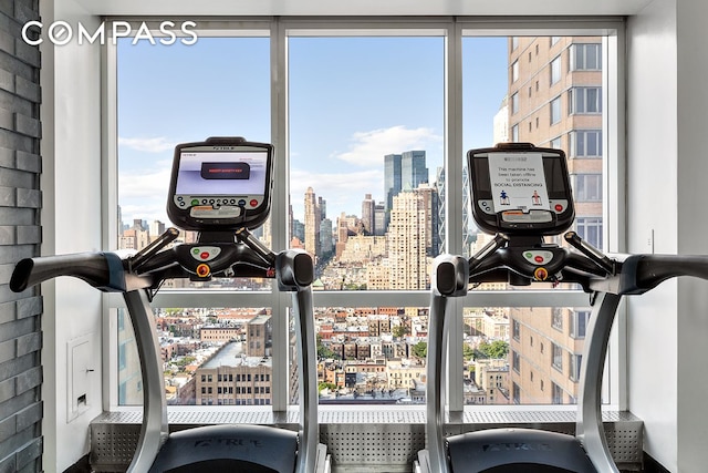 exercise room featuring a city view