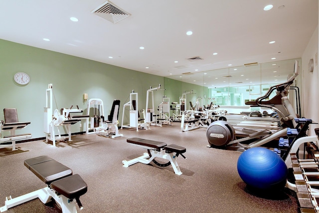 workout area with recessed lighting, visible vents, and baseboards