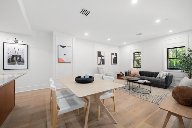 dining room featuring light wood-style flooring, recessed lighting, visible vents, and baseboards