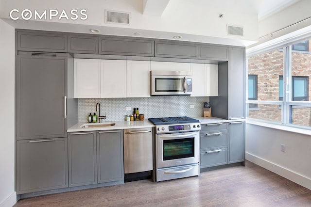 kitchen featuring visible vents, stainless steel appliances, and gray cabinetry