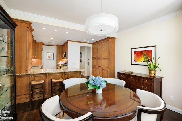 dining space featuring baseboards, ornamental molding, dark wood-style flooring, and recessed lighting