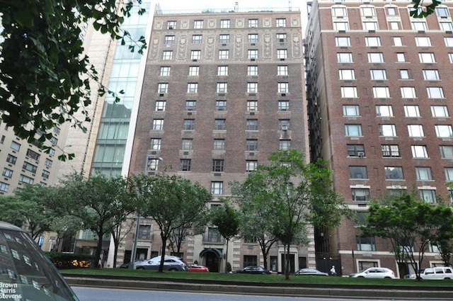 view of apartment building / complex