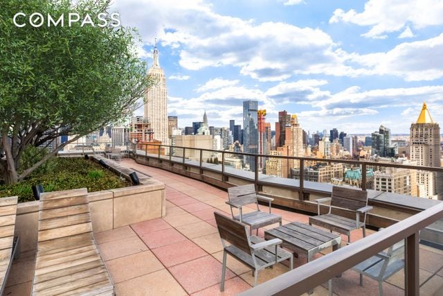 view of patio featuring a skyline view