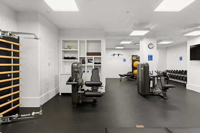 exercise room featuring baseboards