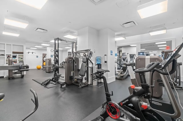 workout area featuring visible vents and baseboards