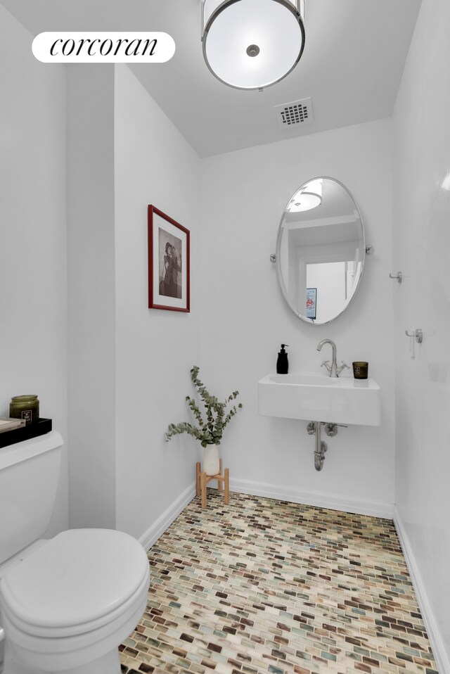 30 W 86th St Unit 2B, New York City, NY 10024 - half bath with a sink, baseboards, and toilet