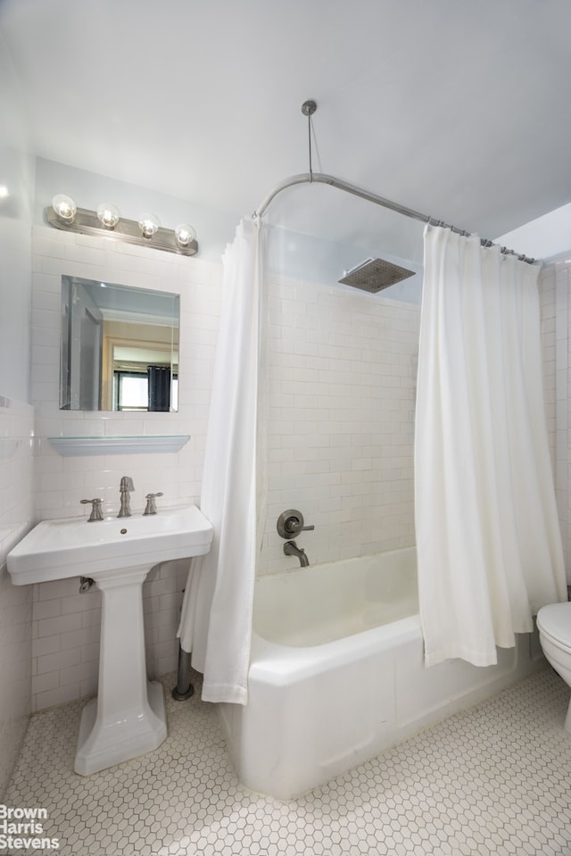 full bathroom with toilet and shower / bathtub combination with curtain
