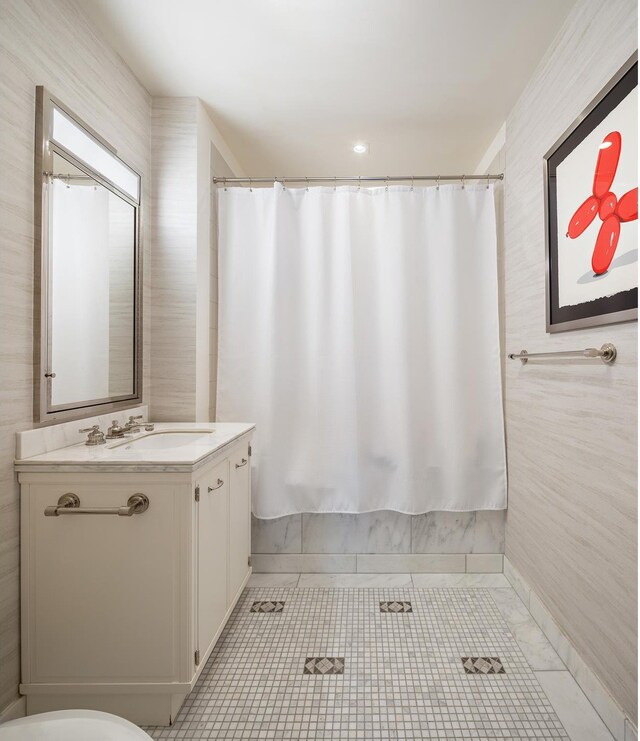 bathroom with a shower with curtain and vanity