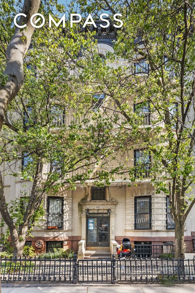 view of front of house featuring a fenced front yard