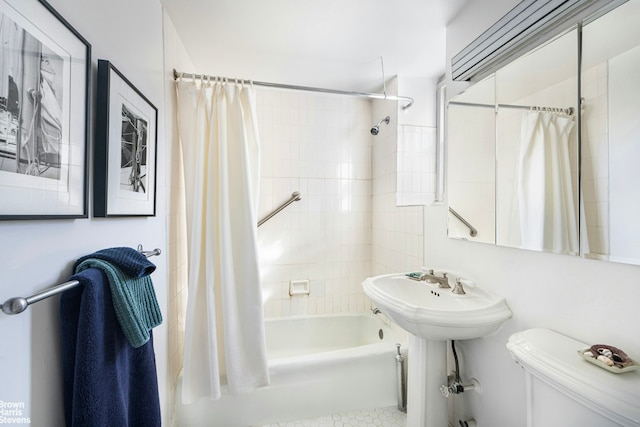 full bathroom featuring toilet and shower / tub combo with curtain