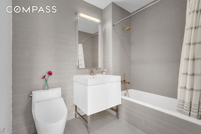 388 Bridge St Unit Ph50D, New York City, NY 11201 - bathroom with tiled shower / bath, tile walls, and vanity
