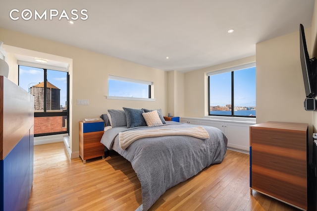 bedroom featuring light wood-style floors, baseboards, and recessed lighting