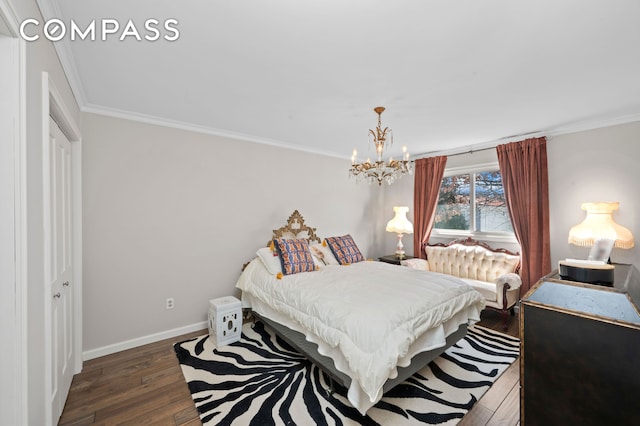 bedroom featuring dark wood-style floors, baseboards, an inviting chandelier, ornamental molding, and a closet