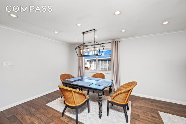 dining room featuring hardwood / wood-style floors, crown molding, recessed lighting, and baseboards