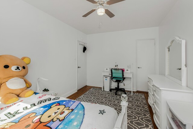 bedroom with a ceiling fan and baseboards